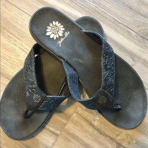 Black imprint Yellow Box sport flip flops